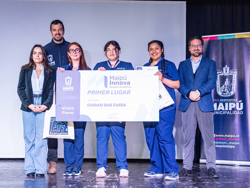 Estudiantes Sede Maipú reciben premio en desafío de innovación comunal junto al Alcalde de la comuna