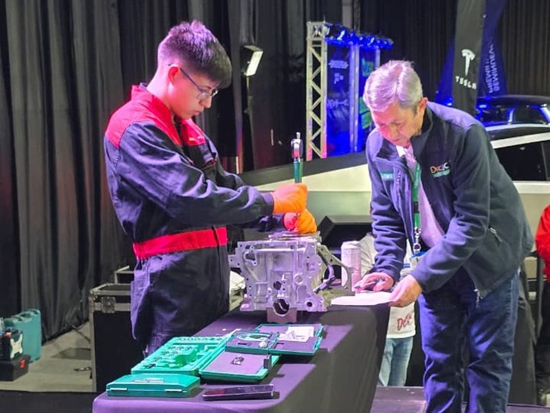 Estudiante INACAP Concepción Talcahuano posando previo a representar a Chile en feria Cantón China