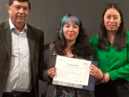 Fotografía Exalumna es reconocida en el “Primer Encuentro Mujeres de Impacto”.