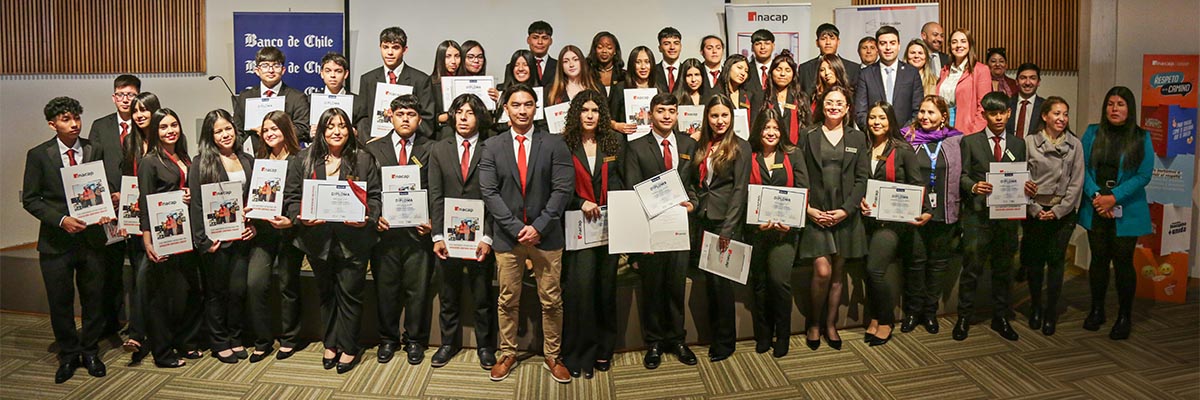 Ceremonia de egreso del programa "Procedimientos de transacciones financieras en procesos bancarios internos", una iniciativa de la Dirección de Educación Continua en colaboración con el Banco de Chile y Fundación Chile