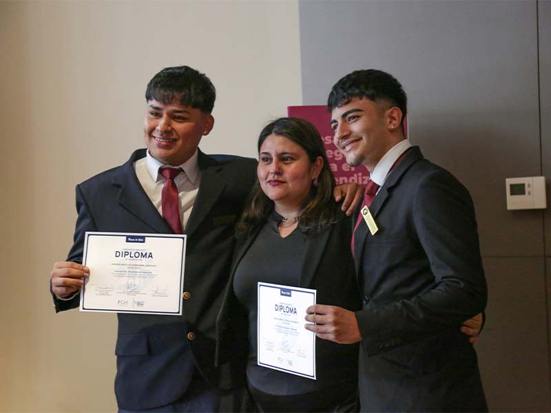 Ceremonia de egreso del programa "Procedimientos de transacciones financieras en procesos bancarios internos", una iniciativa de la Dirección de Educación Continua en colaboración con el Banco de Chile y Fundación Chile