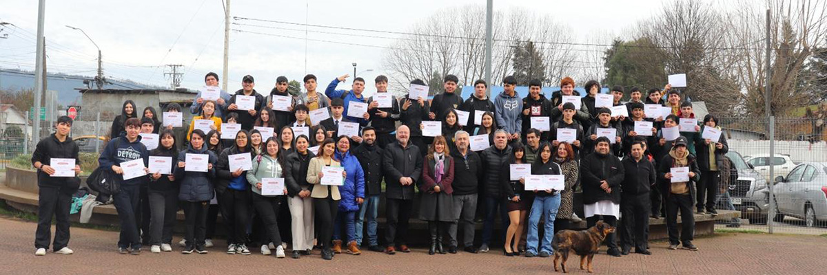 Estudiantes mostrando sus diplomas de participación de pasantías, alternancias y talleres. 