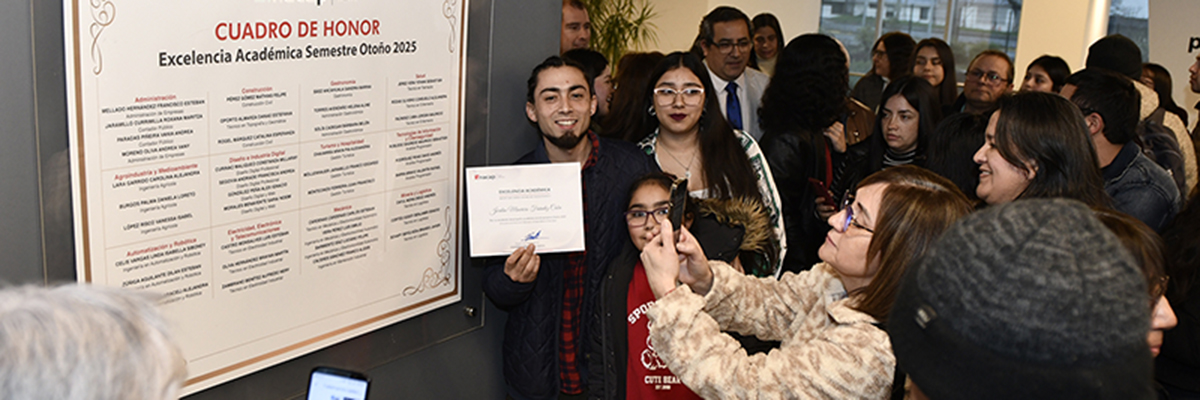 Invitados y estudiantes, mirando el cuadro de honor