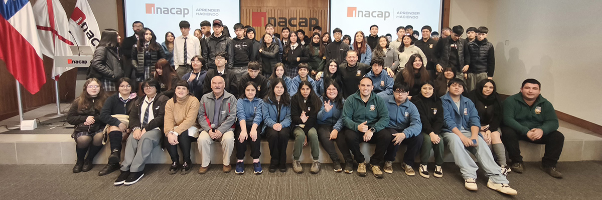 Estudiantes participantes de la actividad junto a autoridades