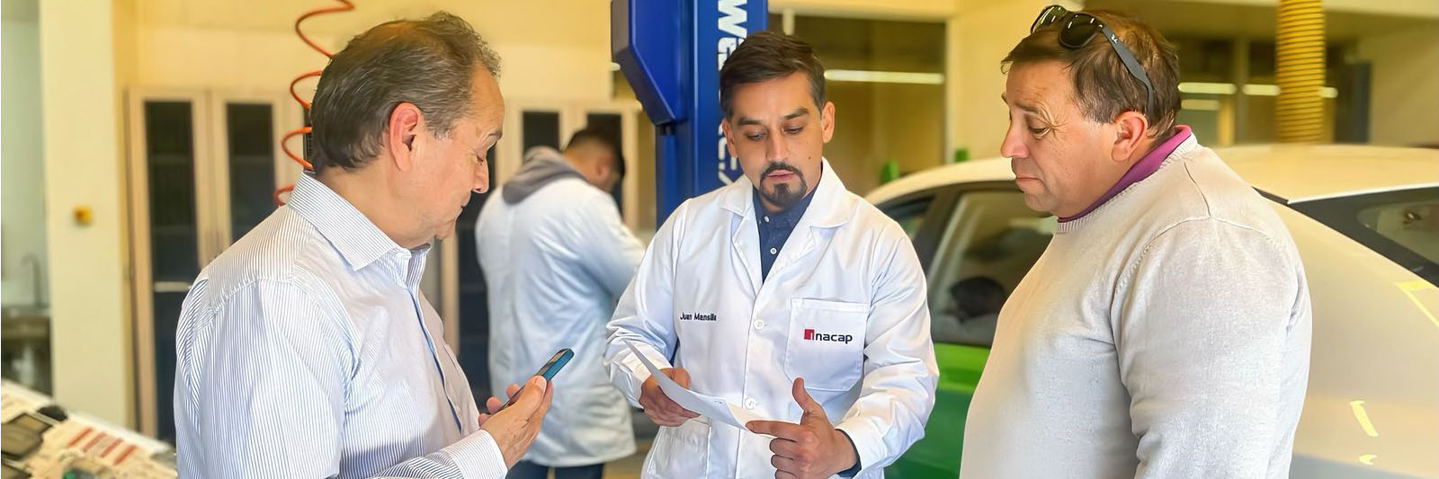 Director del área de Mecánica junto a docente y dueño de vehículo.