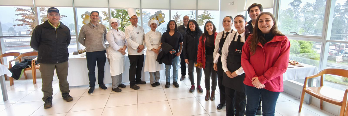 Representantes de INACAP Sede Valdivia presentes en muestra gastronómica basada en cerveza y bagazo.