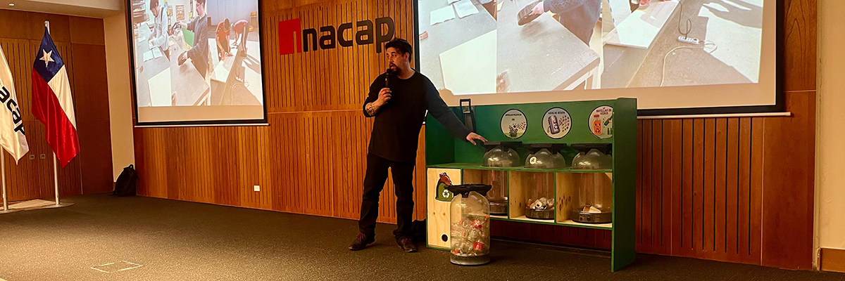 Docente a cargo de proyecto, presenta los nuevos puntos verdes de la sede