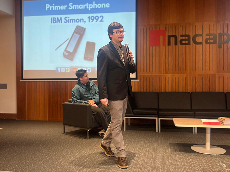 Docente INACAP Valdivia presentando en el seminario