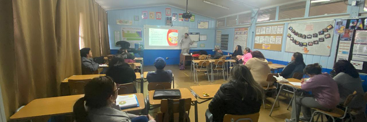 Apoderados junto al equipo de Admisión de INACAP Valdivia