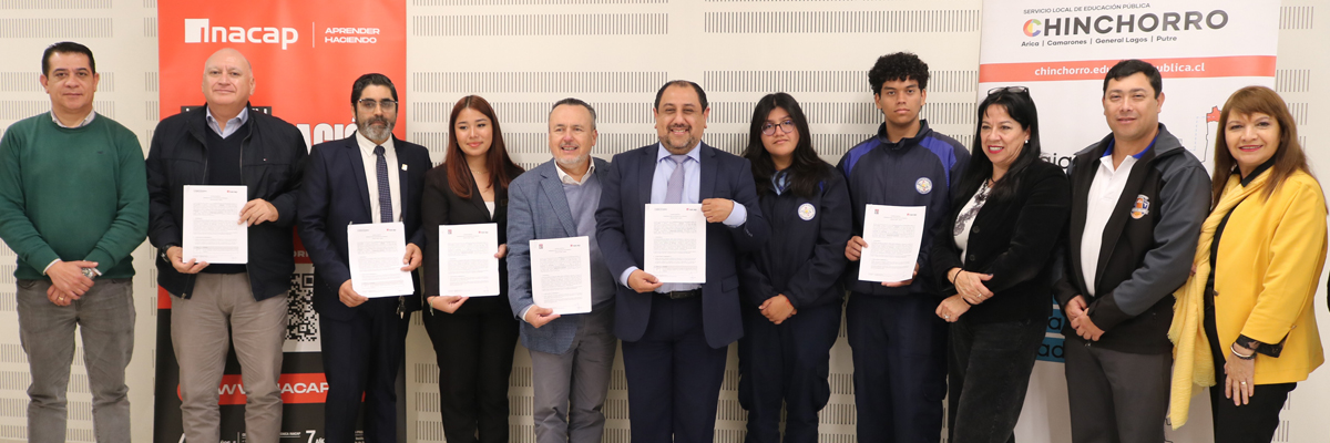 Asistentes de los establecimientos y autoridades que participaron en la ceremonia de firma de convenio por alternancia 