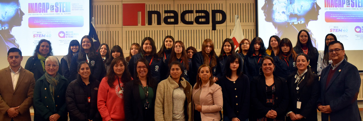 Foto grupal reconocimiento estudiantes beca STEM
