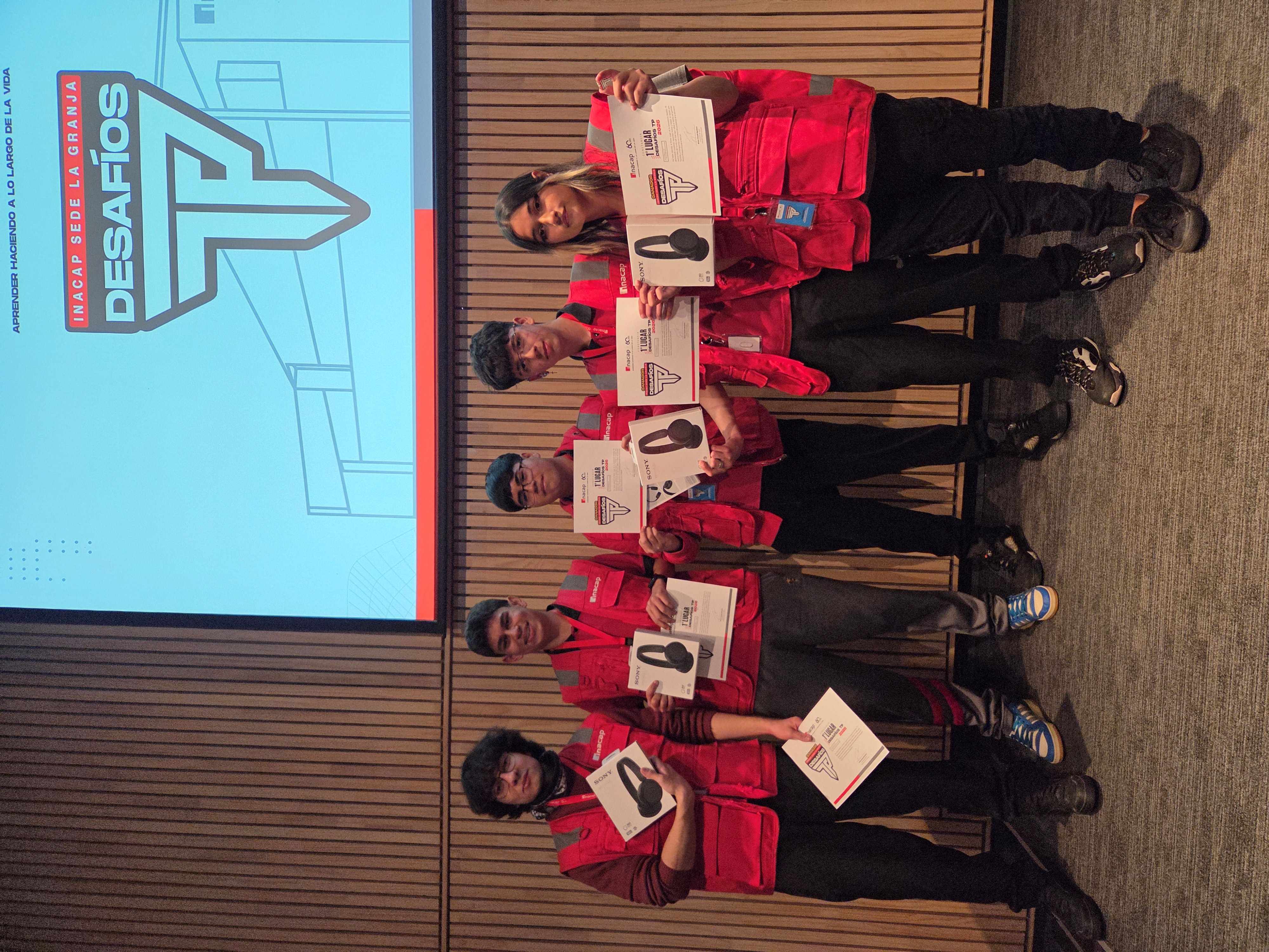 estudiantes ganadores de uno de los 7 desafíos TP en Inacap Sede La Granja