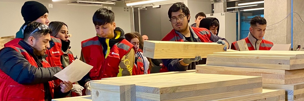 Alumnos de Construcción trabajan en montaje de mockup en CLT.