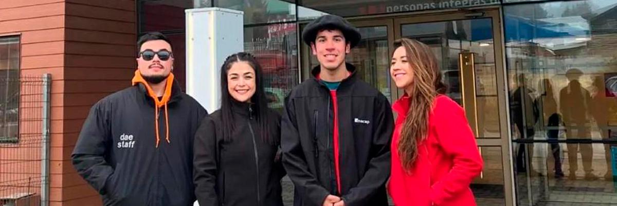 estudiante es reconocido por autoridades de Sede Coyhaique