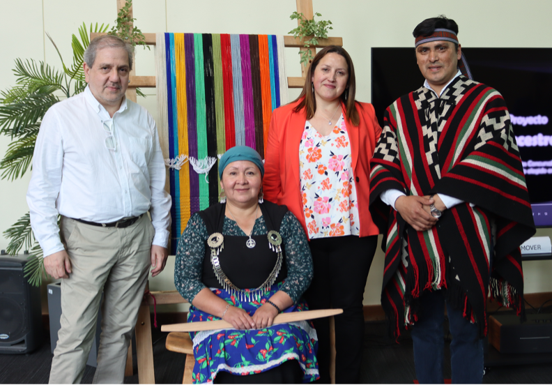 En la foto, los docentes Jaime Alarcón y Marisel Huenche, junto a Ariel Traipi, presidente Fundación Chilka y Patricia Huinca, tejedora y machi.
