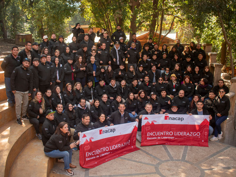 autoridades de INACAP y Teletón junto a delegados de INACAP en firma de convenio