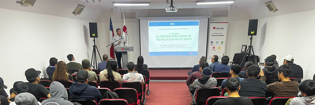 Expositor, estudiantes y directivos que partciparon en la charla 