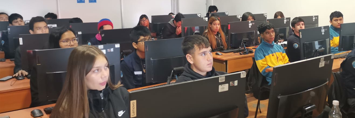 Estudiantes del Colegio Chile Norte en laboratorio de computación en Sede Arica