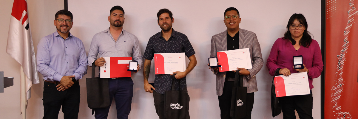 Estudiantes premiados y el DAE de la Sede