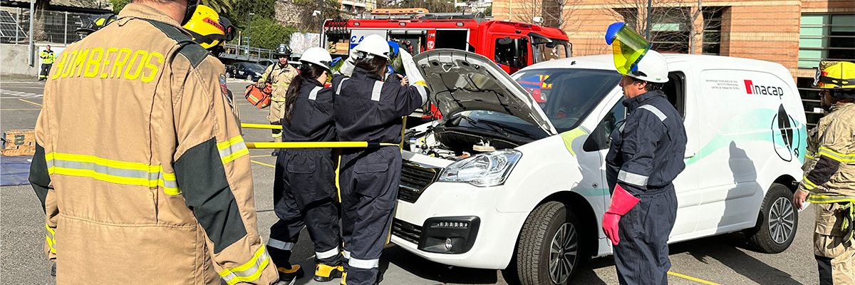 Bomberos en el simulacro.