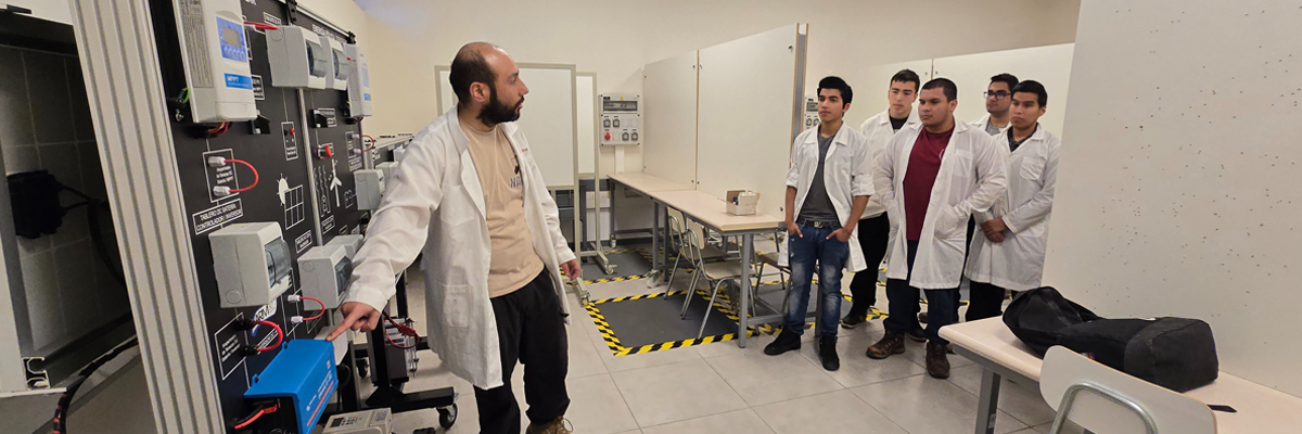 Estudiantes de Electricidad con un docente del área