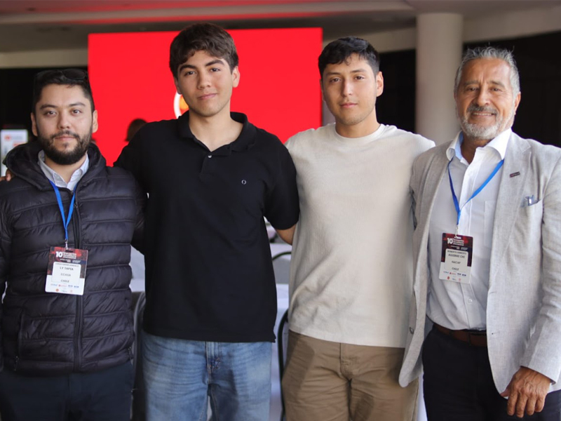 Estudiantes y docente que participaron del evento