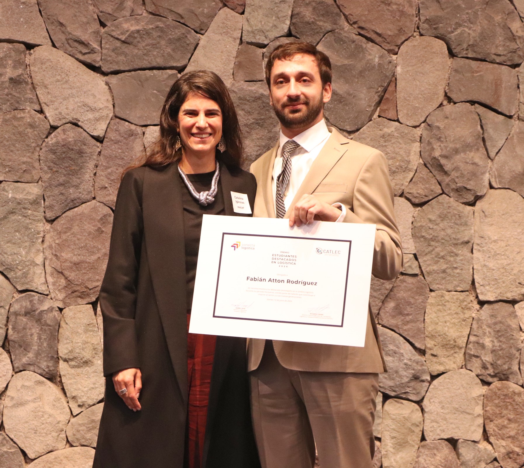 Fabián Atton junto a la vicerrectora académica de INACAP