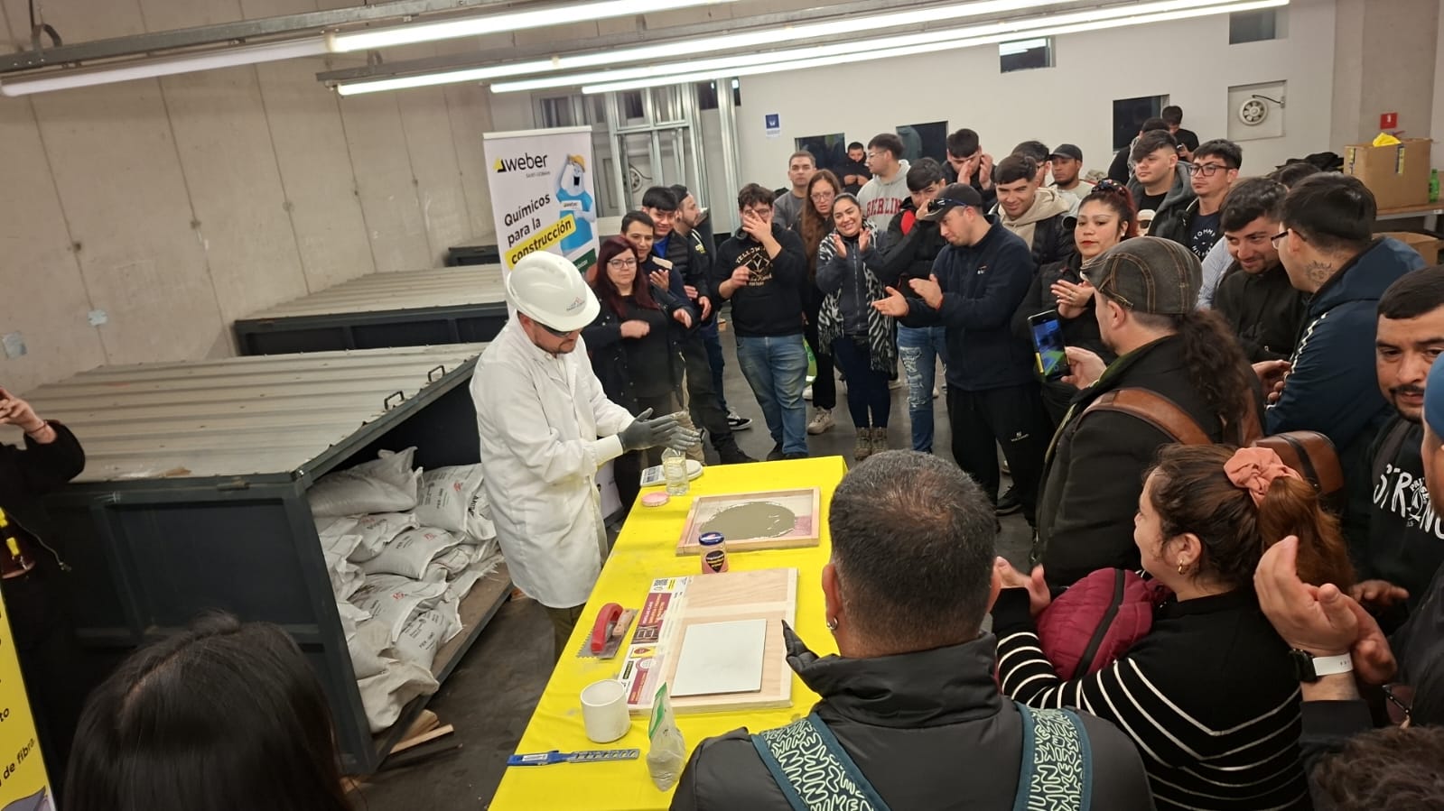 estudiantes de construcción en demostración de la empresa WEBER
