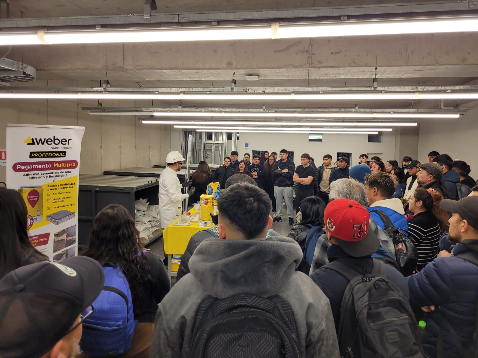 estudiantes de construcción en demostración de la empresa WEBER
