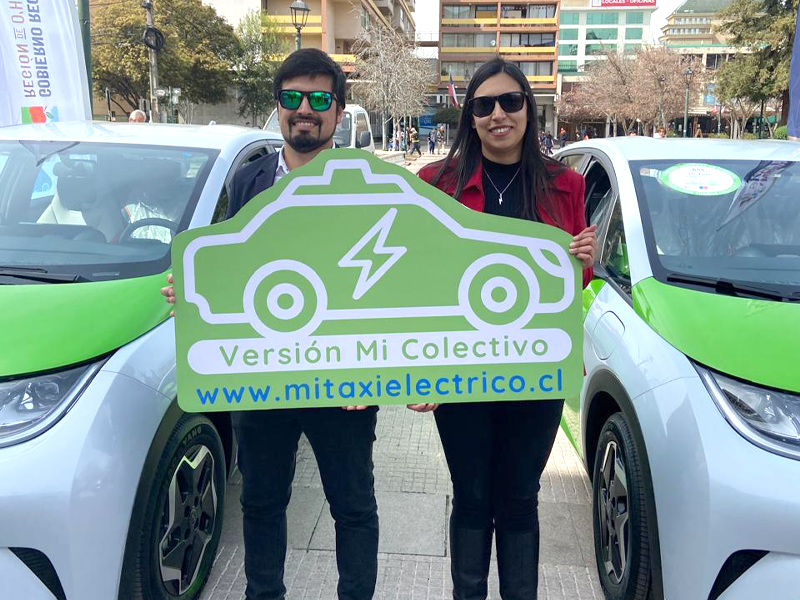 Raúl Meléndez y Constanza Delgado, exalumnos de INACAP Sede Rancagua, en ceremonia de entrega de los primeros vehículos eléctricos del programa "Mi Taxi Colectivo"