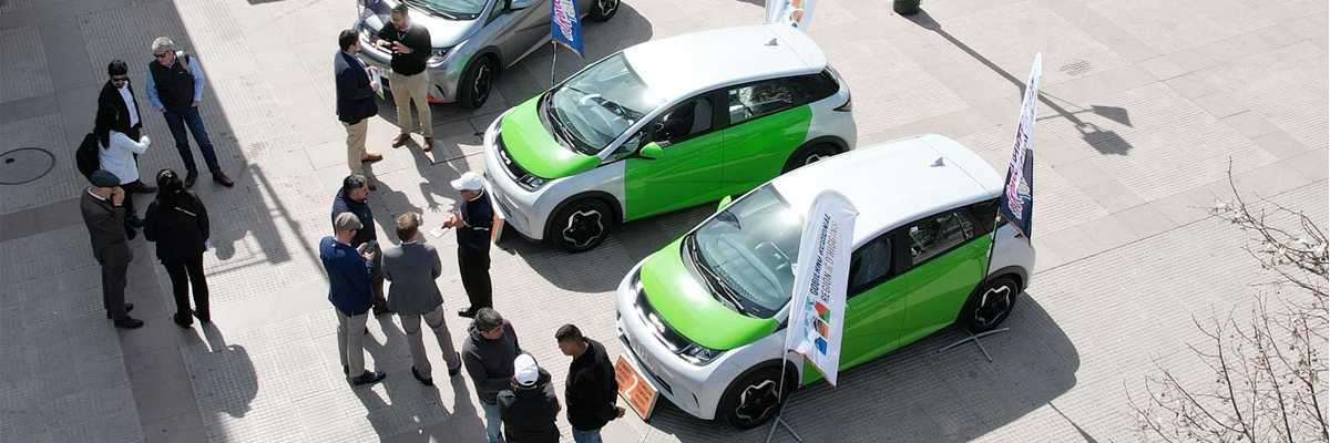 Ceremonia de entrega de los primeros vehículos eléctricos del programa 