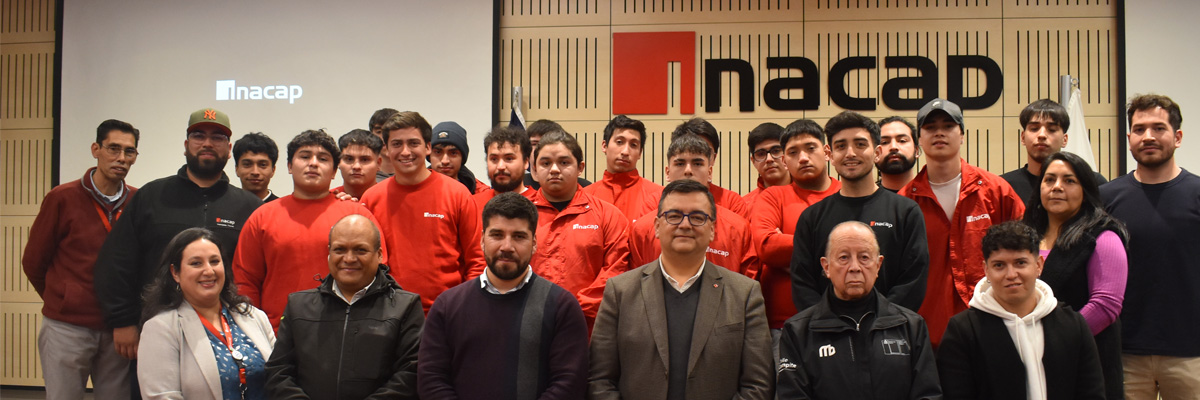 Estudiantes de la liga de deporte de INACAP Curicó junto con las autoridades