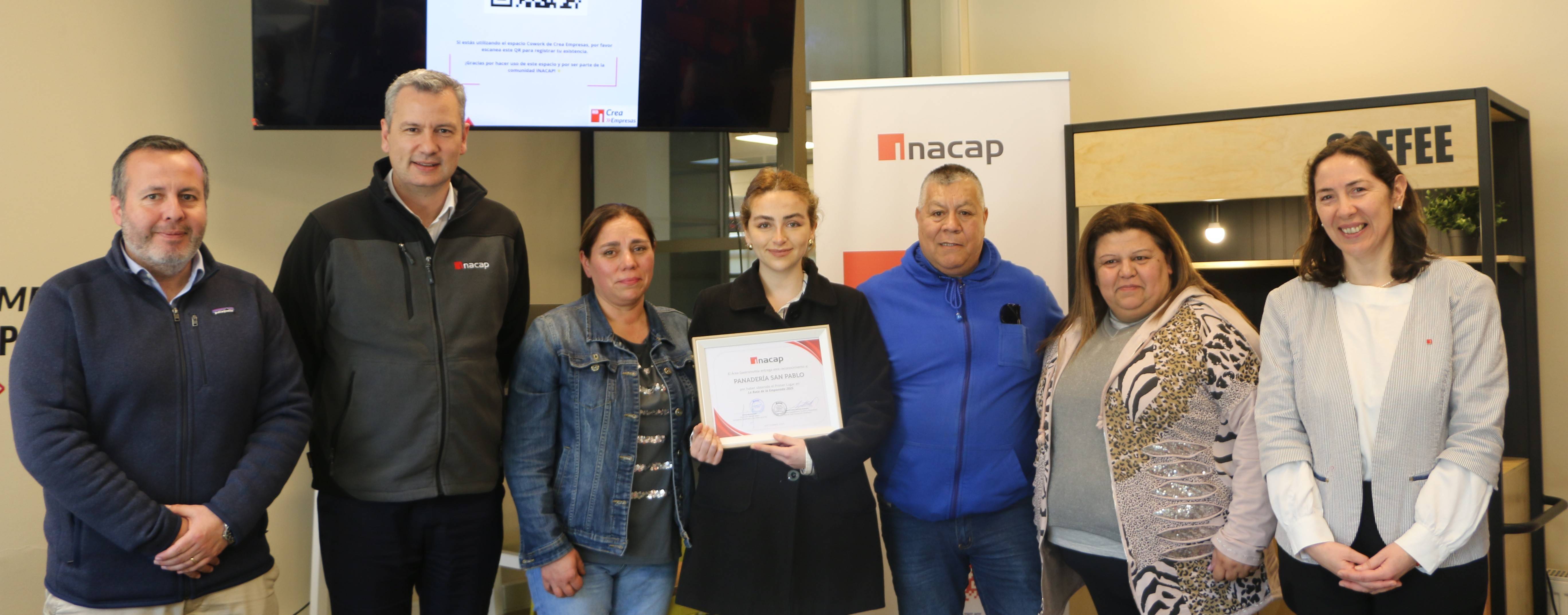 Ganadores reunidos con el Vicerrector Henry Monks; el Director de Admisión y Comunicaciones, Pedro Sandoval; y la Directora de Gastronomía, Turismo y Hospitalidad, María Isabel Gacitúa.