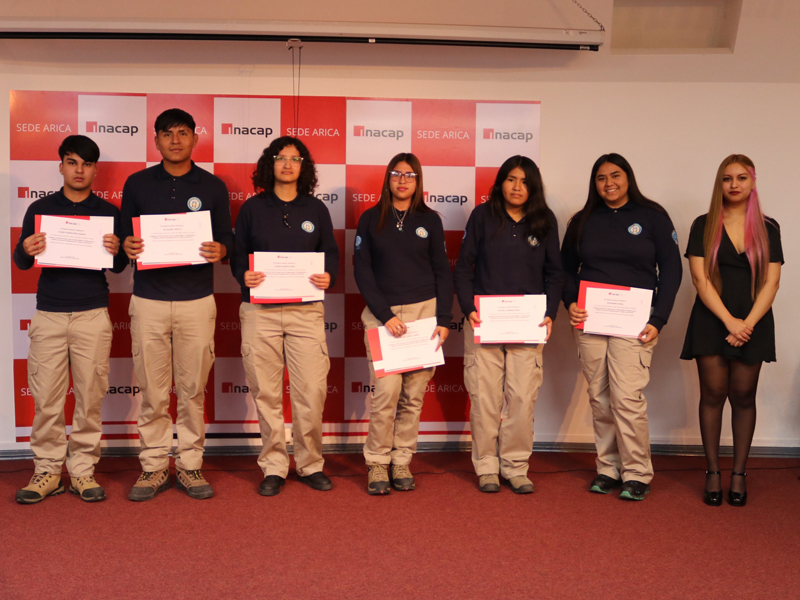 Estudiantes Certificados con docente de la Sede que impartió el curso