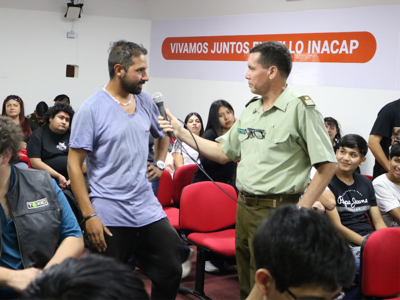 Estudiante y funcionario de carabineros que dio charla