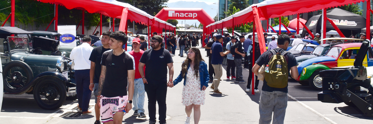 Estudiantes observan vehículos eléctricos y tecnologías industriales en Expo Mecánica INACAP Rancagua