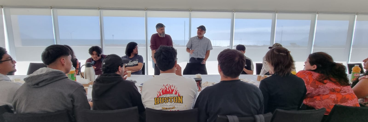 Egresados comparten experiencias profesionales con estudiantes en Café Informático 2025 INACAP Antofagasta
