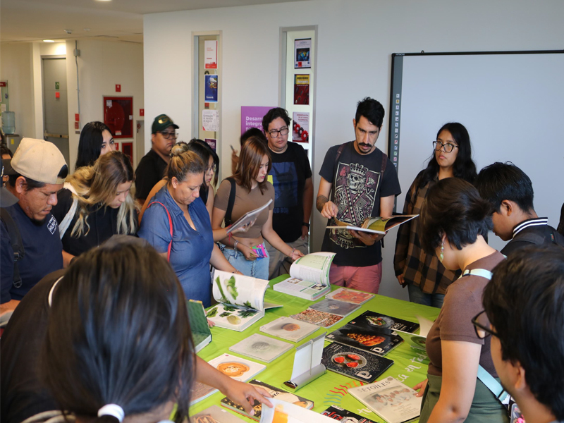 Estudiantes revisando material de biblioteca