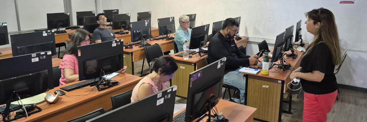 Docente dando información a estudiantes de taller