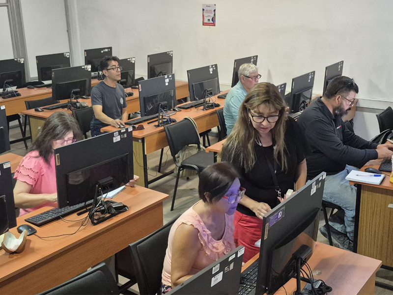 Docente con estudiantes en taller