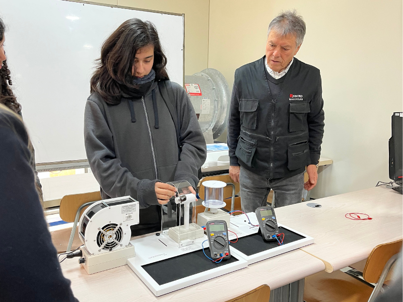 Un estudiante en el taller de Energías Renovables.
