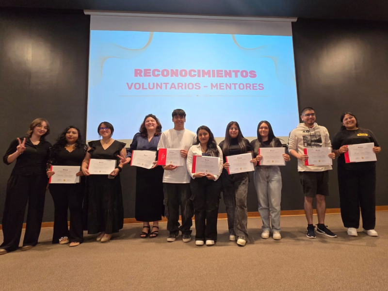 Estudiantes recibiendo reconocimiento
