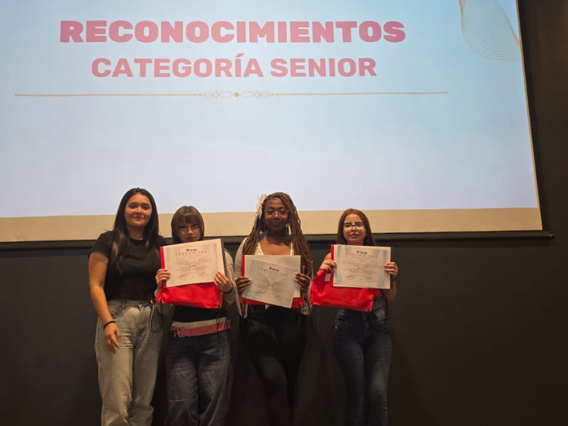 Estudiantes recibiendo reconocimiento