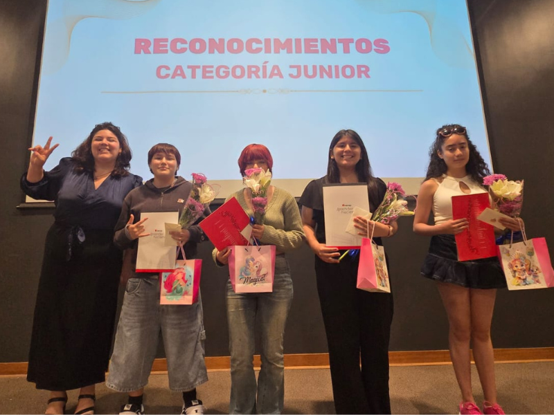 Estudiantes recibiendo reconocimiento