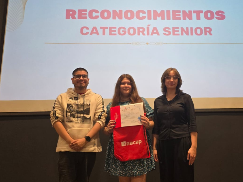 Estudiante recibiendo reconocimiento