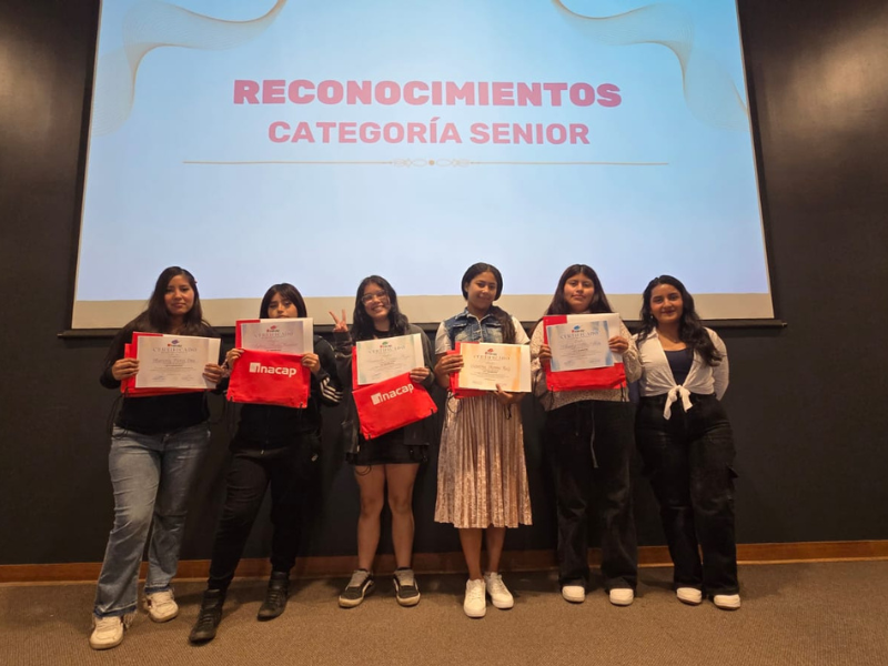 Estudiantes recibiendo reconocimiento