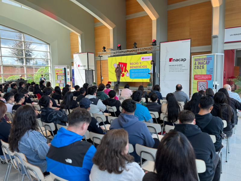 Estudiantes nuevos escuchan palabras de la Vicerrectora de Sede, Gladys Brito Calvo