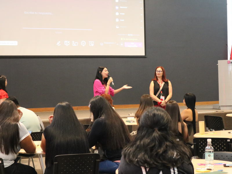 Panelista presentando