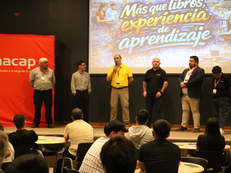 Panelistas presentando