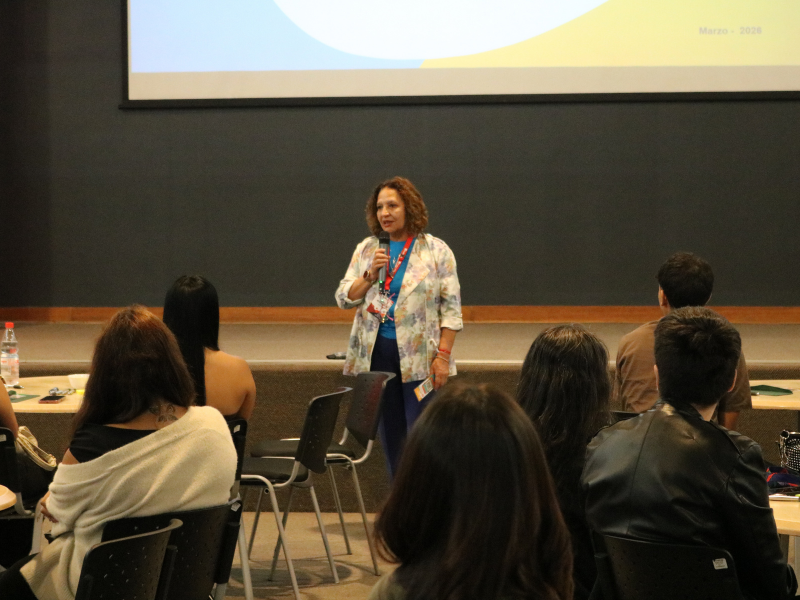 Panelista presentando